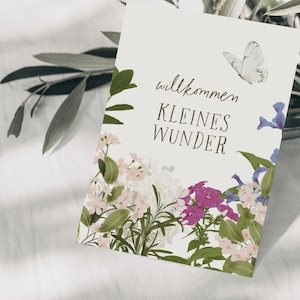 Cartão postal de boas-vindas ao pequeno milagre com flores e borboleta, desenho botânico desenhado à mão, cartão de nascimento, papel FSC