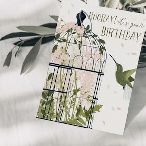 Carte postale d'anniversaire avec colibri et fleurs dans une cage et confettis, dessin botanique dessiné à la main, carte de voeux, papier FSC