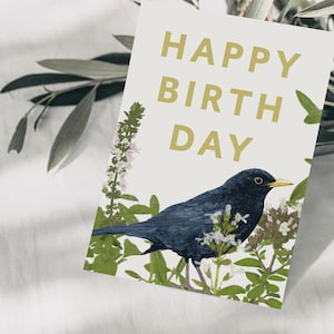Carte postale joyeux anniversaire avec oiseau et fleurs sauvages, dessin botanique dessiné à la main, carte postale anniversaire, carte de naissance, papier FSC