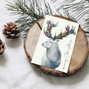 Cartolina cervo di buon Natale, cartolina di Natale, etichetta regalo di Natale, disegno botanico disegnato a mano, carta FSC