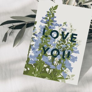 Cartão postal te amo flores silvestres azuis, desenho botânico desenhado à mão, pessoa favorita de cartão postal, mãe de cartão postal, amigo de cartão postal