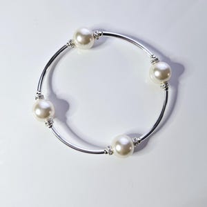 Truly Blessed, count that treats-armband met Oostenrijkse kristalwitte parels en sterlingzilveren strass-kralen.