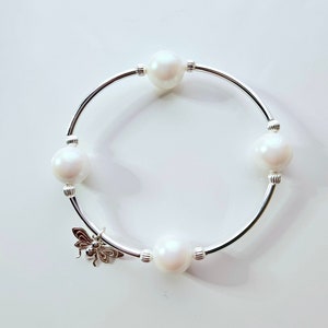 Parelmoerparelarmband met sterlingzilveren bij-bedel