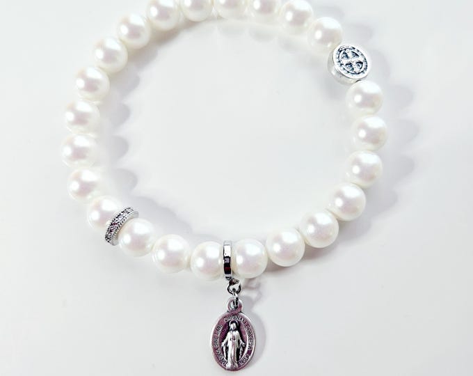 MIRACULOUS MARY, Protection bracelet with pearlescent white pearls and Virgin Mary charm.
