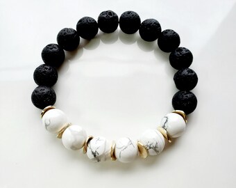 Witte howliet en zwarte lava kralen armband