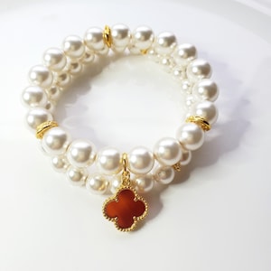 White Preciosa pearl bracelet set with red onyx 4 leaf clover charm