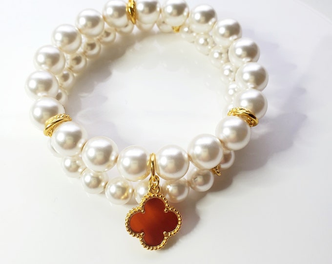 White Preciosa pearl bracelet set with red onyx 4 leaf clover charm