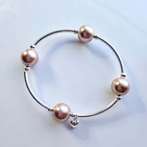 Truly Blessed, count that treats-armband met Oostenrijkse roségouden kristalparels en een zilveren hartbedel.