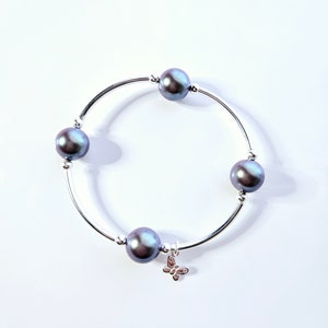 Bransoletka „Błogosławieństwo motyla” z perłowymi, fioletowymi perłowymi koralikami i zawieszką w kształcie motyla