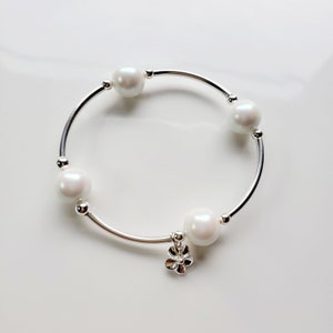 Truly Blessed tel je zegeningen armband met Oostenrijkse kristal parelmoer witte parels, sterlingzilveren kralen en bedel.