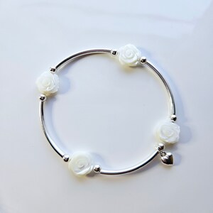 Parelmoer "Tel je zegeningen" roosvormige edelsteenkralenarmband met sterlingzilveren gepofte hartbedel.