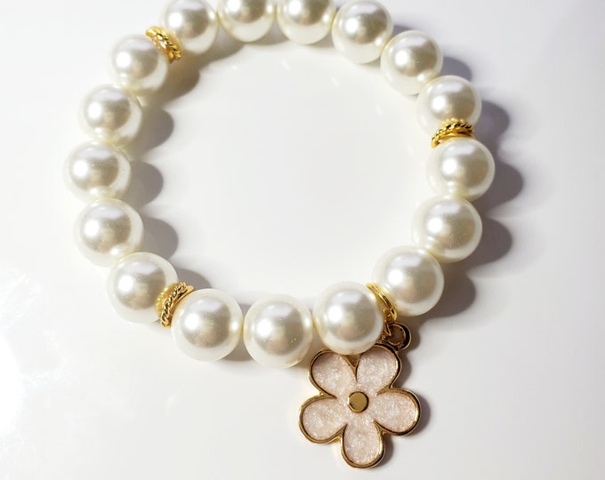 White Preciosa pearl bracelet with flower charm