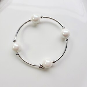 Truly Blessed-armband met parelmoerwitte parels en sterlingzilveren bedel.