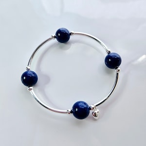 Prawdziwie błogosławiona, bransoletka z pereł w kolorze królewskiego błękitu, koralikami wypełnionymi srebrem i zawieszką w kształcie serca