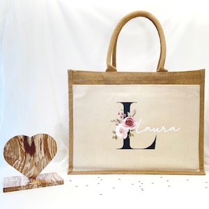 Personalized jute bag with floral initial