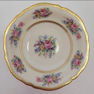 Piatto da pane vintage Castleton China con rose, bordo dorato e decorazione floreale smerlata.