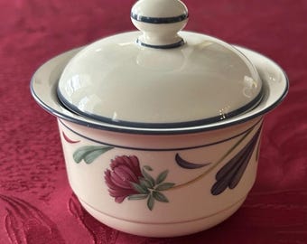 Azucarero Lenox con diseño de amapolas sobre porcelana azul y tapa (1984-2007, producto descatalogado)