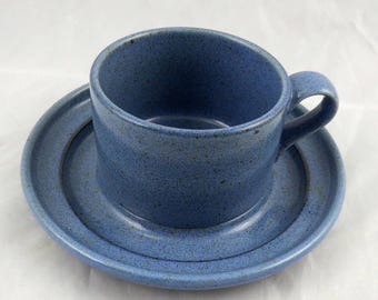 Xícara e pires Dansk Flat em cerâmica Nielstone azul com pintas, 4 unidades disponíveis.