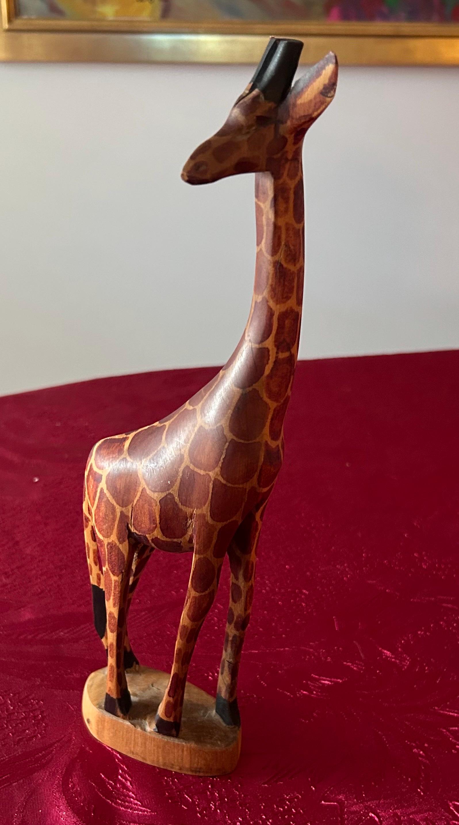 ヴィンテージの手彫り木製キリンの置物：高さ11インチのコレクターズ