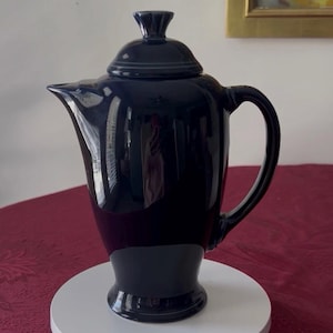 Cafetera/jarra de cerámica Fiesta Ware azul cobalto vintage con tapa, Homer Laughlin Art Deco