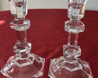 Coppia di candelabri con base esagonale in vetro sfaccettato trasparente, 16,5 cm.