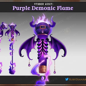 Puede incluir: Accesorio de micrófono de llama demoníaca púrpura con un diseño esquelético y alas moradas. El micrófono tiene una base dorada y una banda negra alrededor de la parte superior. Las alas están extendidas y tienen una forma puntiaguda. La llama es morada y tiene una forma puntiaguda.