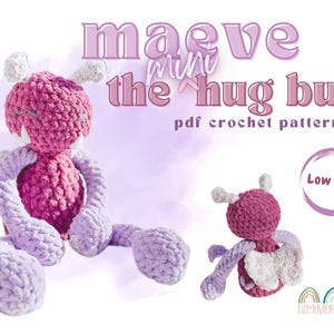 Op de afbeelding: Een haakpatroon voor een roze en paarse knuffelbeest genaamd Maeve. Het patroon heet "Maeve the Hug Bug" en is een PDF-haakpatroon. Het patroon wordt beschreven als "Low Sew!"