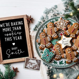 Puede incluir: Un letrero negro de pizarra con texto blanco que dice "We're baking more than cookies this year. Baby Smith." Un plato de galletas de jengibre decoradas con glaseado blanco y chispas rojas. Una galleta tiene forma de estrella y tiene el texto "Due June 2024" en ella.