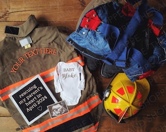 Puede incluir: Una chaqueta de bombero con una franja amarilla y naranja, un mameluco blanco con el texto "BABY Blake", un tablero de letras con el texto "rescuing my parent's heart in April 2024", un casco de bombero amarillo y una bolsa azul con correas rojas.