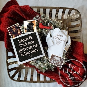 Anuncio de embarazo de gato perro mascota Navidad, mamá papá nos está consiguiendo un ser humano, digital editable, anuncio de bebé neutral de género, 1er bebé