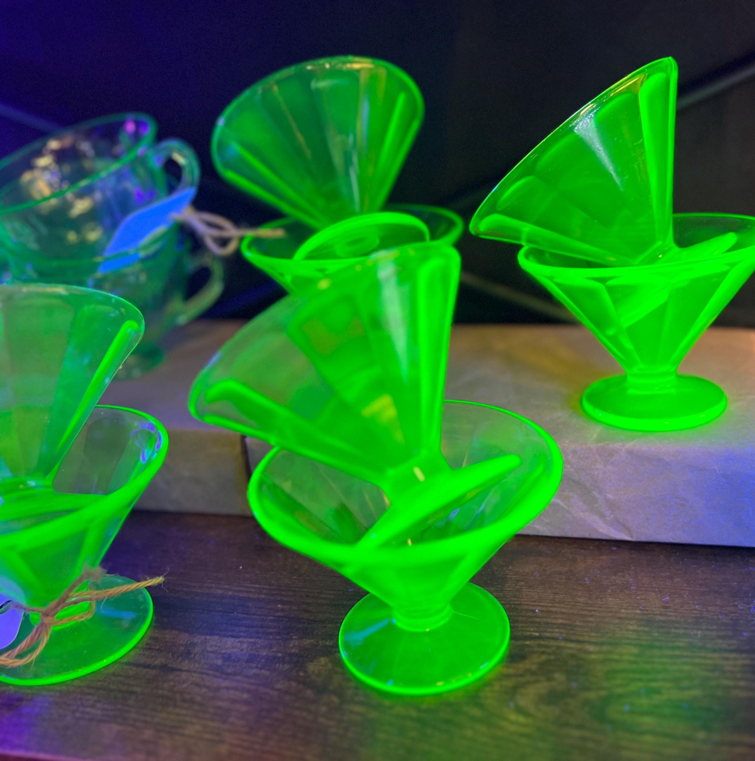 Vasos de vidrio con forma de cono de vaselina verde de Federal Glass Company; uranio; alrededor de 1930; vendidos por unidad