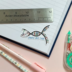 Op de afbeelding: Een kleurrijke sticker met een cartoon DNA-streng met een glimlachend gezicht en de tekst "unwind and relax".