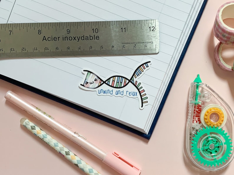 Op de afbeelding: Een kleurrijke sticker met een cartoon DNA-streng met een glimlachend gezicht en de tekst "unwind and relax".