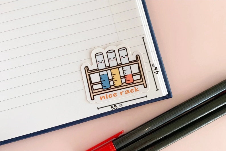 Peut inclure: Un autocollant blanc avec une illustration de quatre tubes &agrave; essai dans un support. Les tubes &agrave; essai ont des visages heureux et sont remplis de liquides bleus, jaunes et oranges. Le texte "nice rack" est &eacute;crit sous le support. L'autocollant mesure 5,5 cm sur 4,0 cm.