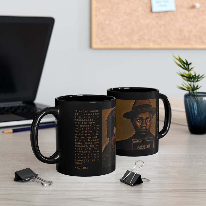 Pu&ograve; includere: Tazza in ceramica nera con una citazione di Malcolm X stampata sul lato. La citazione recita: "Ho avuto abbastanza della propaganda di qualcuno... Sono per la verit&agrave;, non importa chi la dica. Sono per la giustizia, non importa chi sia a favore o contro. Sono un essere umano prima di tutto, e come tale sono per chiunque e qualsiasi cosa che giovi all'umanit&agrave; nel suo complesso. -Malcolm X"
