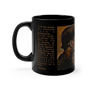 Pu&ograve; includere: Tazza da caff&egrave; nera con un ritratto in bianco e nero di Malcolm X su un lato e una sua citazione in testo marrone sull'altro lato. La citazione recita: "Ho avuto abbastanza della propaganda di qualcun altro... Sono per la verit&agrave;, non importa chi la dica. Sono per la giustizia, non importa chi sia a favore o contro. Sono un essere umano in primo luogo, e come tale, sono per chiunque e qualsiasi cosa che giovi all'umanit&agrave; nel suo complesso." -MALCOLM X