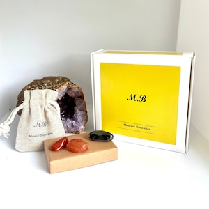 Pregnancy and Maternity. Well-being. Lithotherapy. Minerals. Tumbled stones. Gift box.