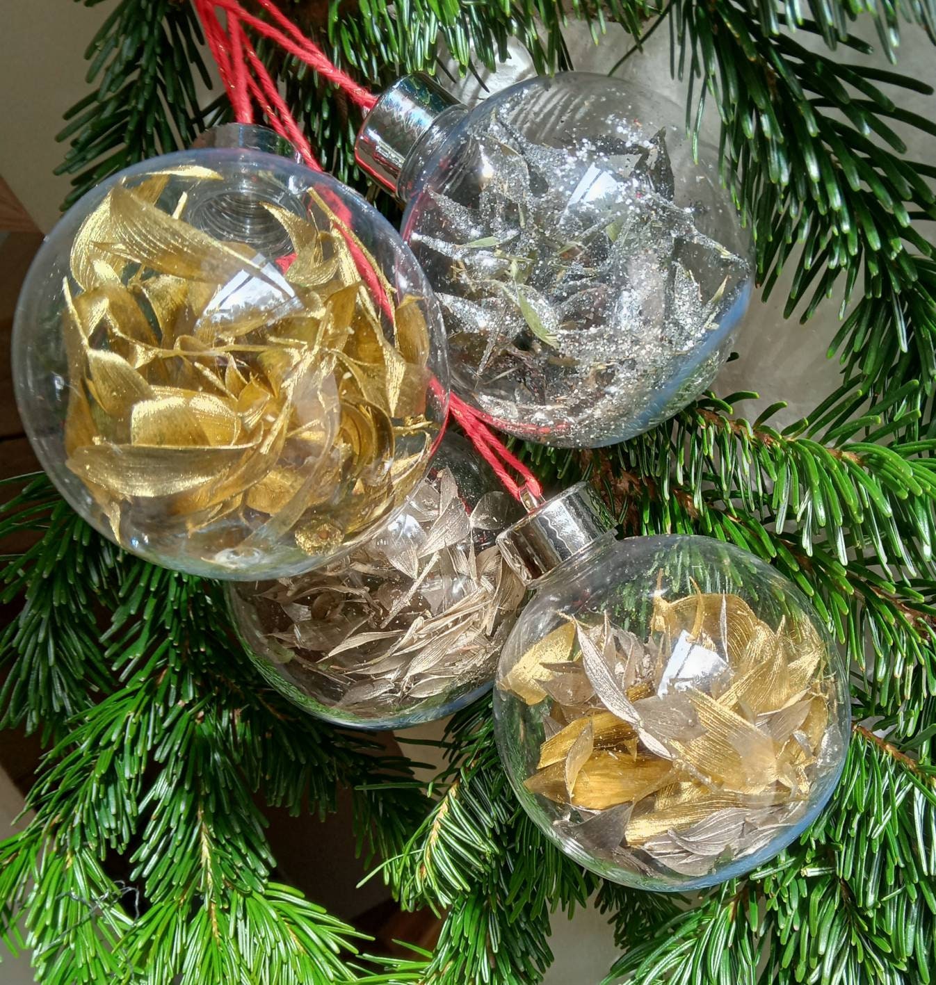 Boules de Noël avec Des Fleurs Séchées Brillantes