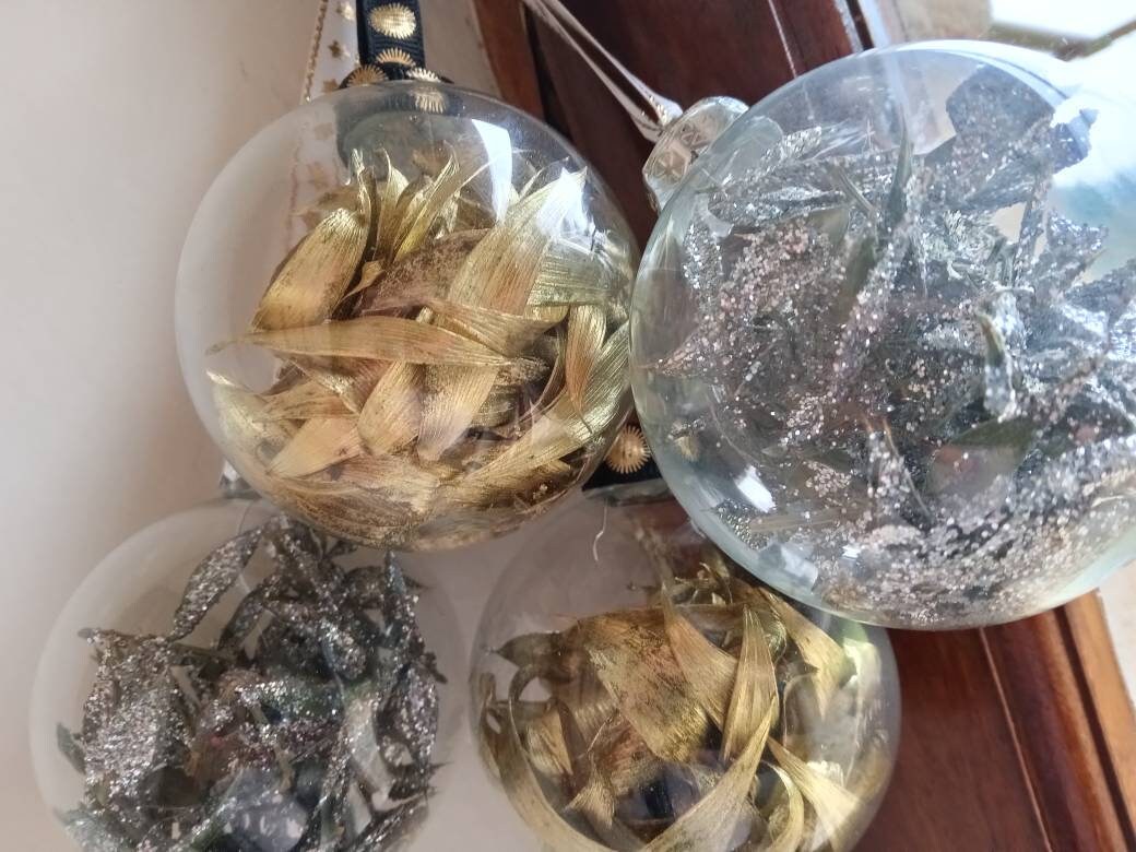 Boules de Noël avec Des Fleurs Séchées