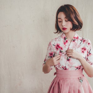 ピンクの花柄モダンブラウス | 女性用モダン韓服チョゴリ | 花柄レディーストップス | ピクニック、結婚式 | ピンクのラップスカート | ノリゲ | B.1