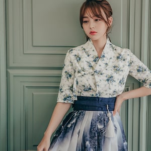 Blau & Weiß Moderne Hanbok | koreanische handgemachte hanbok | Frauen Hanbok Kleid | Hochzeit, Picknick Frauen Top | Blauer Blumenrock | J.8_1