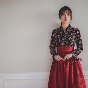 Hanbok Jeogori moderno con estampado de flores negras / Vestido coreano hecho a mano / Ropa de ocasión para mujeres / Elegante falda cruzada roja con estampado floral / J.15_3