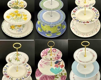 Auswahl an hübschen, gemischten, großen, dreistöckigen Tortenständern mit Blumenmuster, hergestellt aus recycelten Vintage-Tellern (England, Japan, Australien, China)