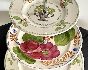 Surtido de bonitos soportes para tartas grandes de tres niveles, con motivos florales y desparejados, hechos con platos vintage reciclados.