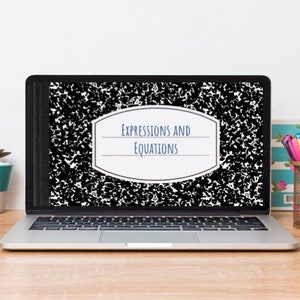 Puede incluir: Un ordenador portátil con un fondo de papel de cuaderno blanco y negro en la pantalla. El texto "Expresiones y ecuaciones" se muestra en la pantalla. El portátil está sobre un escritorio de madera con una planta en maceta, un libro y un porta lápices.