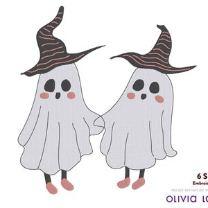 Può includere: Due fantasmi di cartoni animati carini che indossano cappelli da strega con strisce rosa e nere. I fantasmi hanno occhi grandi, guance rosate e si tengono per mano. Il testo "6 SIZES Embroidery File" è sotto i fantasmi. Il testo "olivia lara" è sotto la descrizione del file.