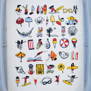Peut inclure: Broderie d'art avec des illustrations sur le thème de l'été. Le motif comprend des planches de surf, des parasols, des lunettes de soleil, des glaces et des personnes pratiquant diverses activités. La palette de couleurs se compose de rouge, jaune, bleu et noir sur fond crème.