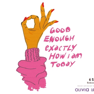 以下が含まれることがあります： 「GOOD ENOUGH EXACTLY HOW I AM TODAY」というテキストと共に、OKサインをしている手を刺繍したデザインです。