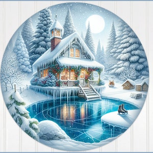 Puede incluir: Una escena invernal circular muestra una casa cubierta de nieve con car&aacute;mbanos, rodeada de pinos y un estanque helado. La casa tiene ventanas iluminadas y un porche decorado con vegetaci&oacute;n. Patines de hielo en el borde del estanque y una luna llena.