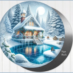 Puede incluir: Escena invernal circular con una casa cubierta de nieve, una pista de hielo y pinos. La casa tiene car&aacute;mbanos y un porche decorado. Una luna llena brilla en el cielo. El texto "Sign Back" es visible en la parte posterior del letrero.